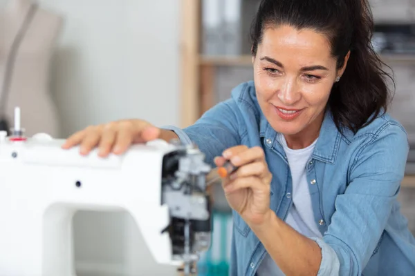 Mulher Reparando Máquina Costura Com Uma Chave Fenda — Fotografia de Stock