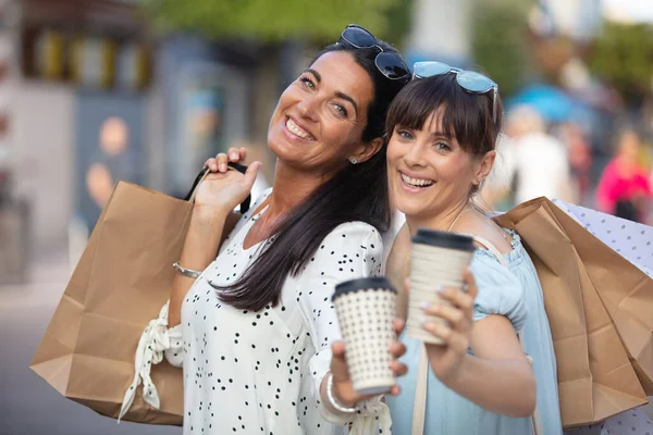 Två Glada Kvinnor Klädda Sommarkläder Med Shoppingväskor — Stockfoto