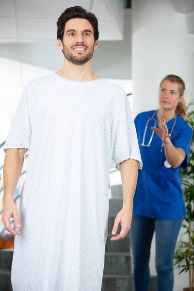 Verpleegster Angstig Kijken Mannelijke Patiënt Lopen — Stockfoto