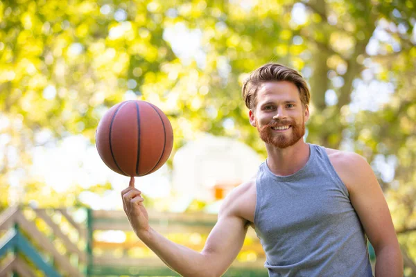 Genç Adam Işaret Parmağında Bir Basketbol Topu Tutuyor — Stok fotoğraf