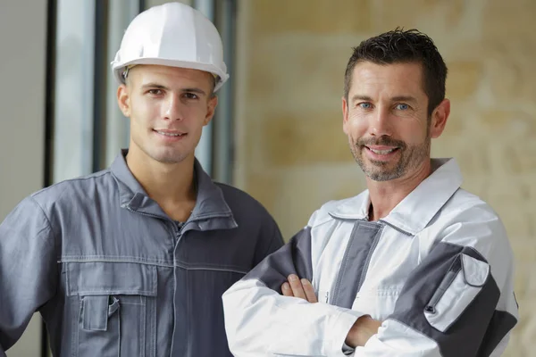 Retrato Dois Trabalhadores Construção Que Usam Chapéus Duros — Fotografia de Stock