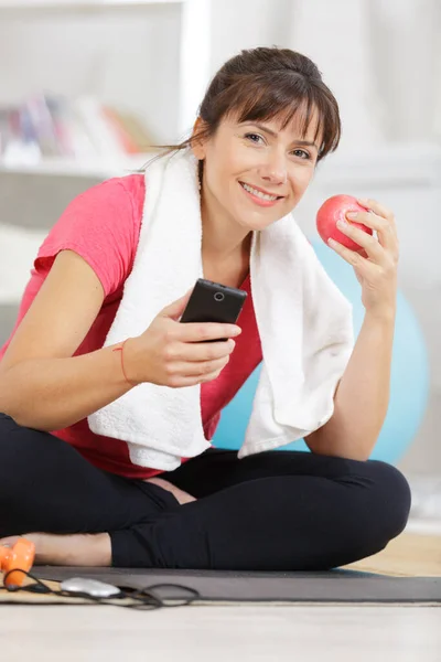 体育女人吃一个苹果 — 图库照片