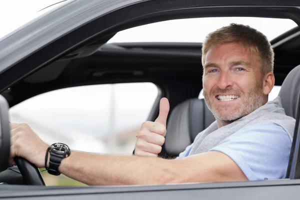 中年男性司机从车窗伸出大拇指 — 图库照片