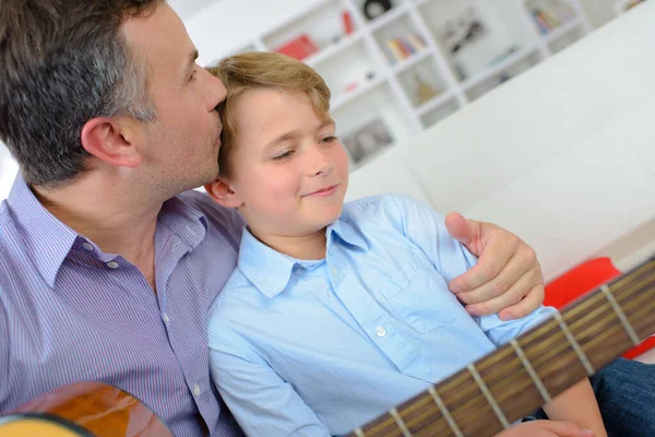 Hombre Sosteniendo Guitarra Besando Niño —  Fotos de Stock