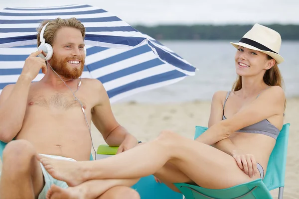 Glückliches Junges Paar Hat Spaß Und Entspannen Strand — Stockfoto