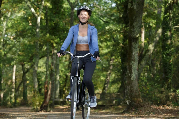 Mujer Forma Está Bicicleta Bosque — Foto de Stock