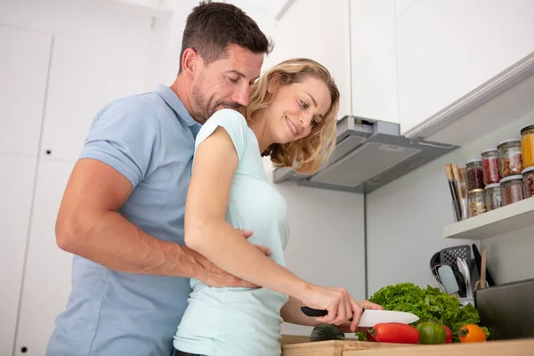 Güzel Genç Çift Mutfakta Birlikte Yemek Pişiriyor — Stok fotoğraf