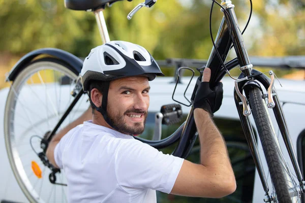 Biker Uomo Prendere Della Sua Moto Dal Tetto Dell Auto — Foto Stock
