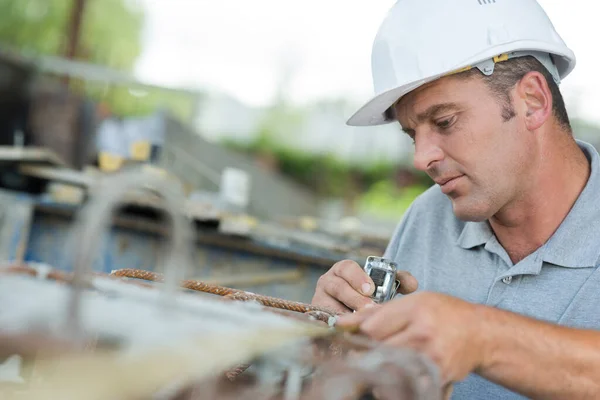 Manlig Byggnadsarbetare Som Arbetar Med Armeringsjärn — Stockfoto