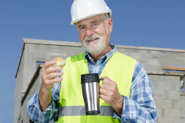Człowiek Starszy Inżynier Kombinezon Kask Odkryty Picie Kawy — Zdjęcie stockowe