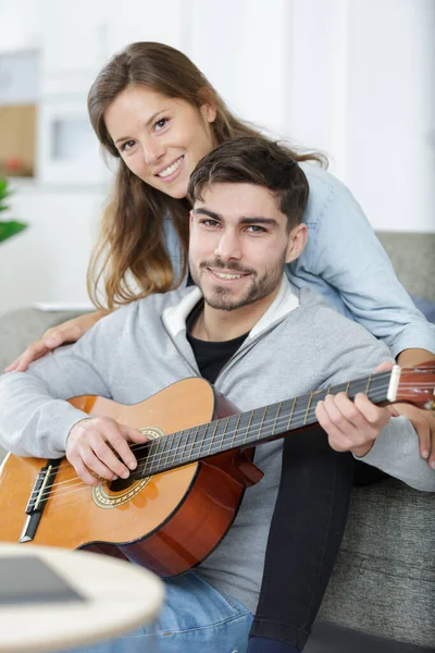Loving Para Gitara Pokoju Domu — Zdjęcie stockowe