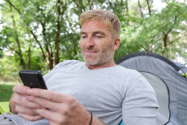 Man Wandelaar Met Mobiele Telefoon Naast Tent — Stockfoto
