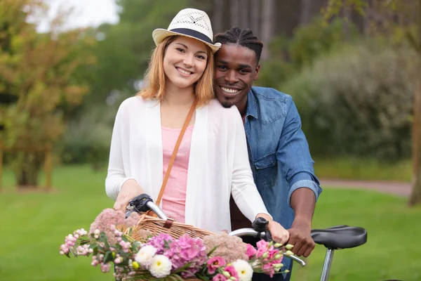 Lyckliga Blandade Par Poserar Cykel — Stockfoto