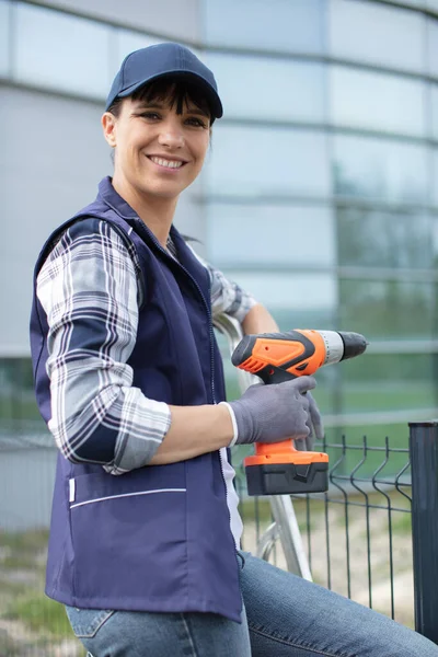 Construction Woman Working Cordless Electrical Screwdriver Metal Fence — Stock Photo, Image