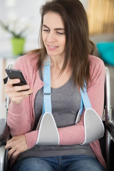 Tekerlekli Sandalyedeki Engelli Kadın Telefonunu Kullanıyor — Stok fotoğraf