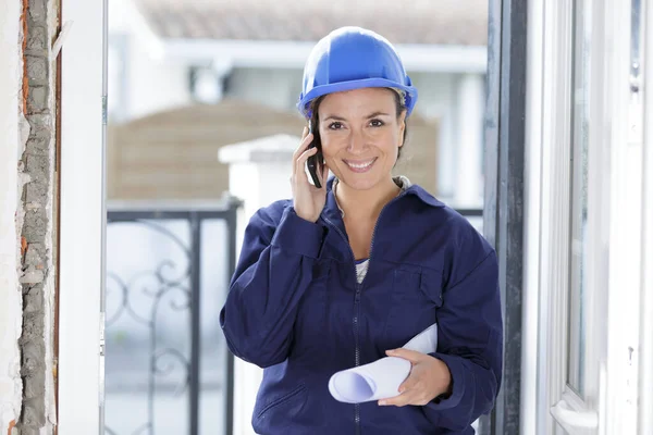 Lycklig Kvinna Telefonen Håller Med Ritning — Stockfoto