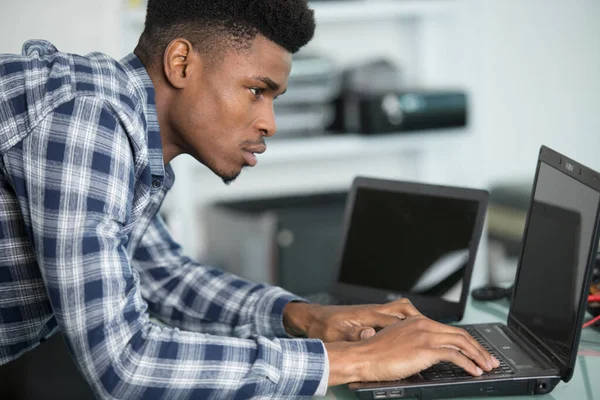 Jovem Técnico Informática Sexo Masculino Usando Laptop — Fotografia de Stock