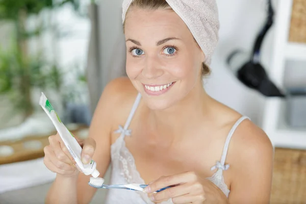 Young Woman Holding Toothbrush Toothpaste — Stock Photo, Image