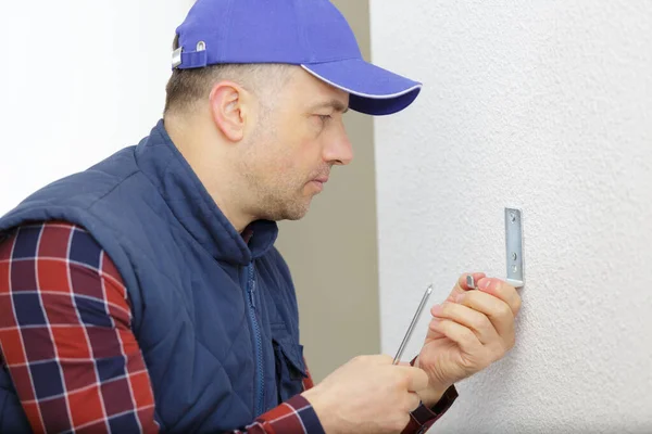 Mann Installiert Steckdose Hauswand — Stockfoto