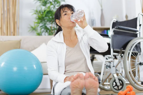 Mulher Bebendo Água Após Exercício Dentro Casa — Fotografia de Stock