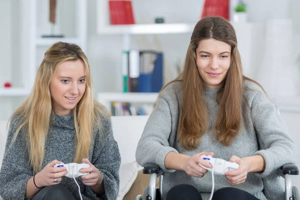 Irmãs Jogando Videogames Sala Estar — Fotografia de Stock