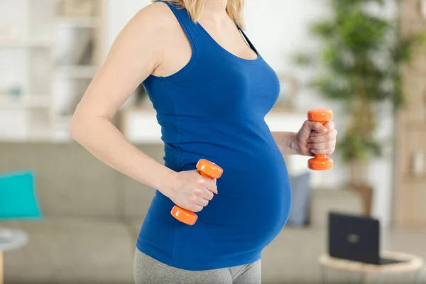 Embarazada Mujer Haciendo Ejercicio Con Sombrillas — Foto de Stock