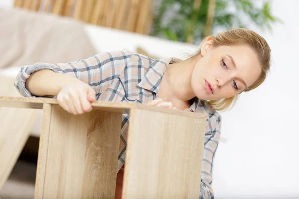 家具を一人で組み立てる女性が — ストック写真