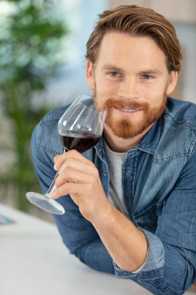Πορτρέτο Του Ανθρώπου Που Κρατά Ποτήρι Κρασιού — Φωτογραφία Αρχείου