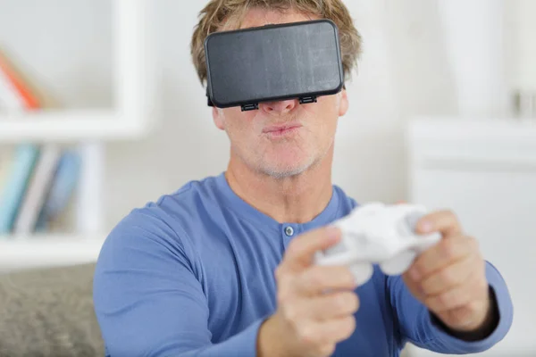 Uomo Affari Che Utilizza Occhiali Realtà Virtuale — Foto Stock