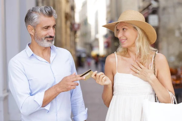 Muž Dává Kreditní Kartu Přítelkyni — Stock fotografie