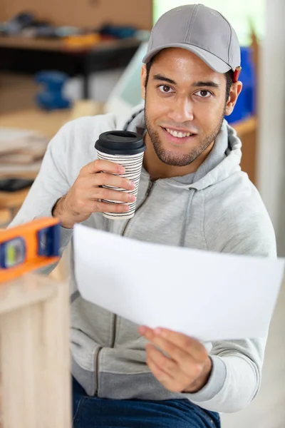 Mechanic Holding Cup Coffee — Stock Photo, Image