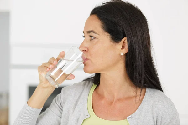 Een Vrouw Drinkwater — Stockfoto