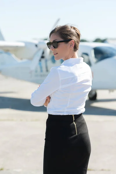 Elegante Geschäftsfrau Vor Dem Fliegen — Stockfoto