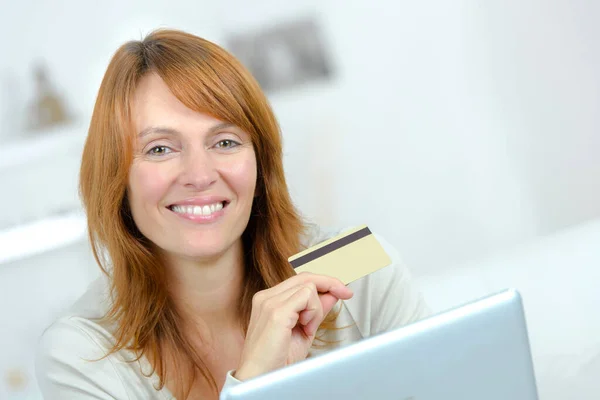 Žena Úsměvem Drží Kreditní Kartu — Stock fotografie
