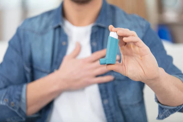 Astmainhalator Manliga Händer — Stockfoto