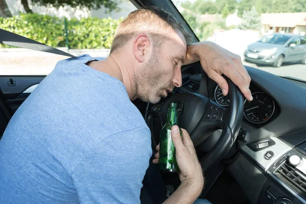 酔った男は車を運転すると眠くなる — ストック写真
