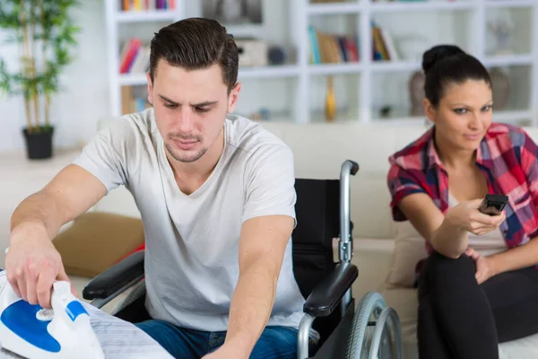 Νεαρός Άνδρας Αναπηρική Καρέκλα Σιδέρωμα Στο Σπίτι — Φωτογραφία Αρχείου