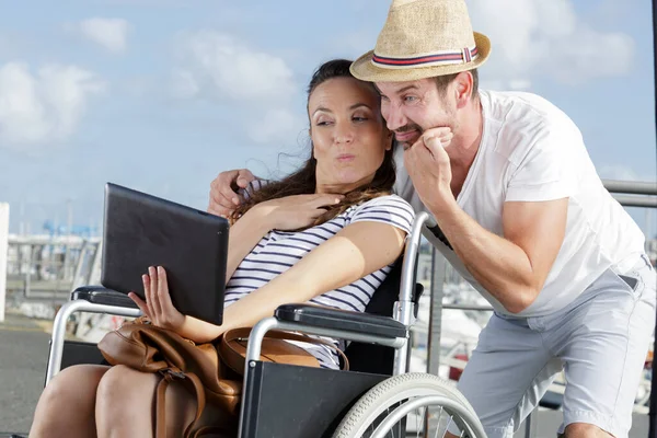 Pár Invalidním Vozíku Praštěným Selfie Jazyk Ven — Stock fotografie