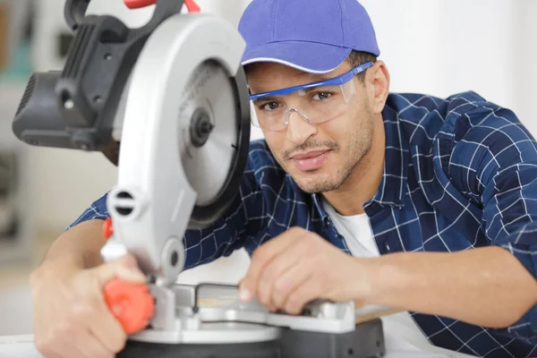 Homem Usando Óculos Trabalho Com Serra Mesa — Fotografia de Stock