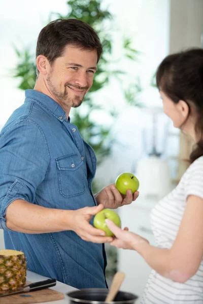 Lyckligt Par Äter Färska Frukter Kul — Stockfoto