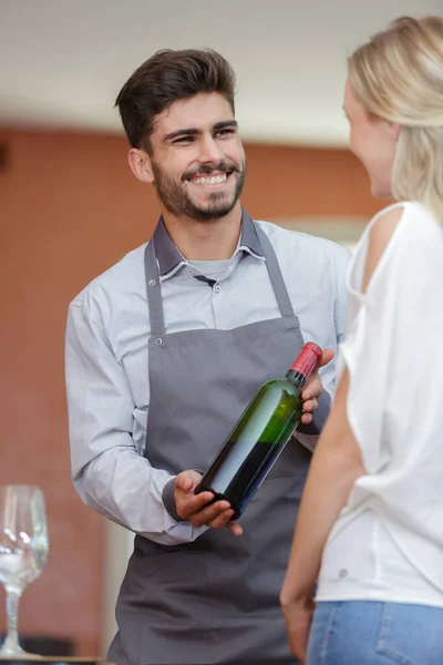 Weinverkäufer Zeigt Produkt Dem Kunden — Stockfoto