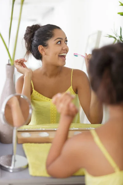 Feliz Jovem Mulher Escovando Dentes — Fotografia de Stock