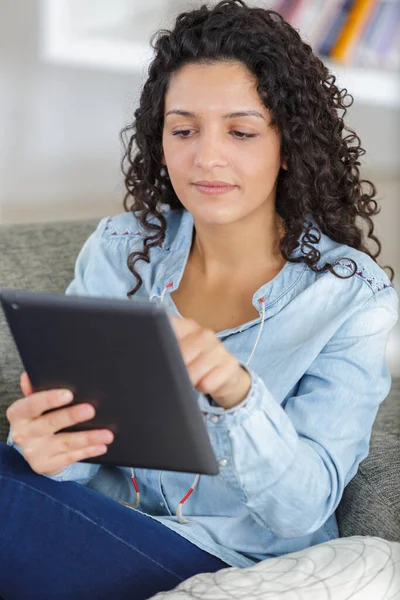 Vrouw Liggend Bank Thuis Met Behulp Van Digitale Tablet — Stockfoto