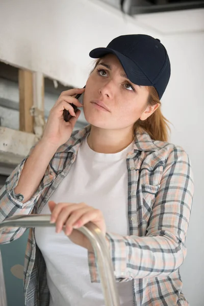 Kvinnlig Entreprenör Arbetstagare Telefon Stege — Stockfoto