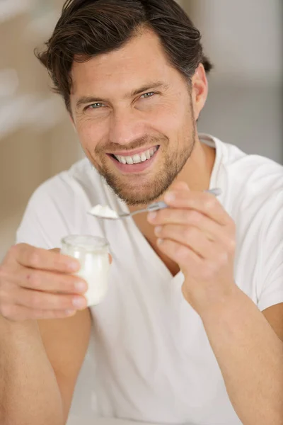 Mężczyzna Trzymający Łyżkę Jogurtu — Zdjęcie stockowe