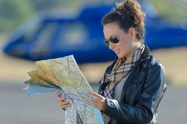 Ung Kvinna Helikopter Pilot Läsa Karta — Stockfoto