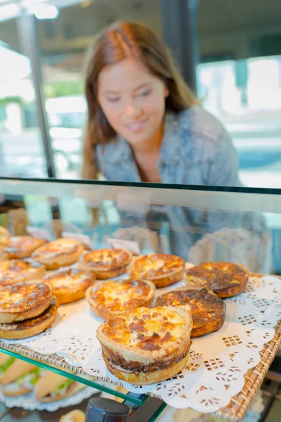Woman Display Pastry — Stock Photo, Image