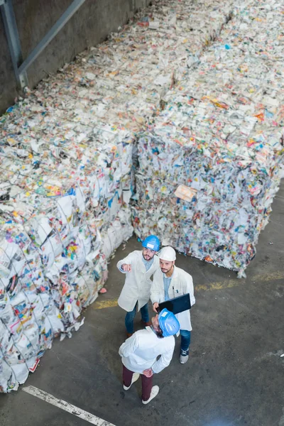 재활용 공장에서 일하는 공중위생 종사자들 — 스톡 사진