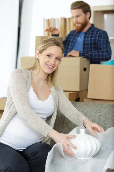 Young Couple Man Pregnant Wife Packing Boxes — Stock Photo, Image