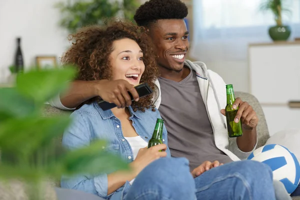 ソファの上でビールを飲む若いカップル — ストック写真